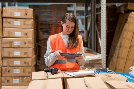 medium-shot-woman-with-tablet